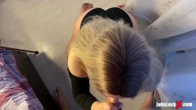 Redhead သည် Dick ကို စုပ်ပြီး Fucking up ၊ သူမ၏ဖင်တွင် ယားယံလာသည်။